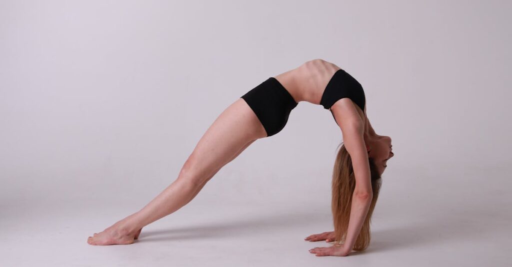 ヨガの難しいポーズに挑戦する初心者が段階的に練習を積み重ねている様子