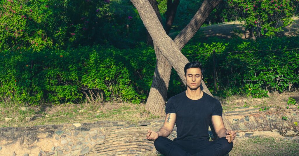 ヨガで呼吸がうまくいかなくても続けることで成長を感じる女性の後ろ姿