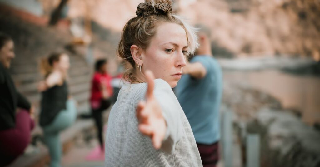 ヨガをやめたいと感じる女性が自分の気持ちに向き合っている様子