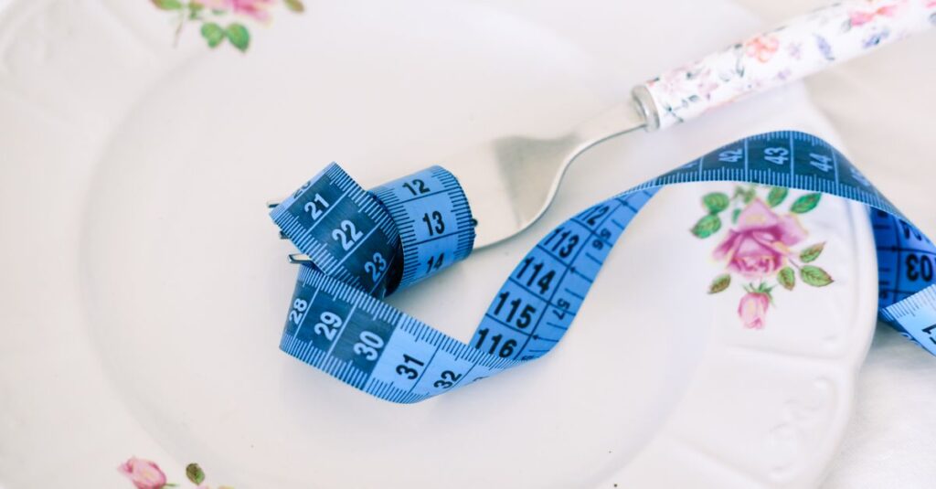 ヨガと食事のタイミングについて悩んでいる人のイメージ画像