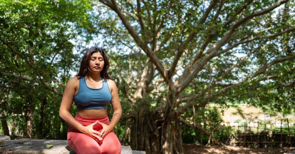 ヨガの旅路を歩む女性が、できない時期を乗り越えて成長していく様子