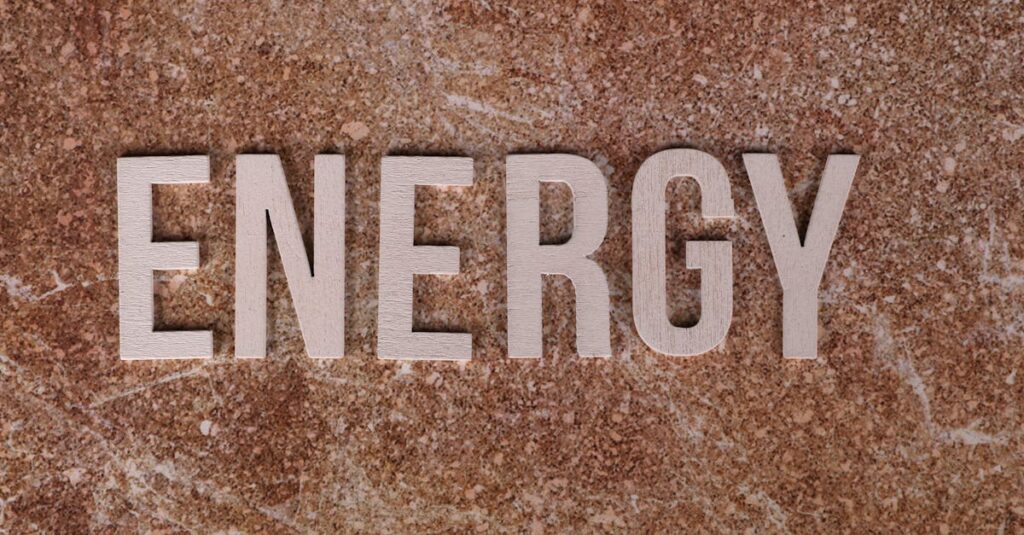 ヨガで思うようにできず悩んでいる人が、励ましの言葉に背中を押されて再び立ち上がる様子