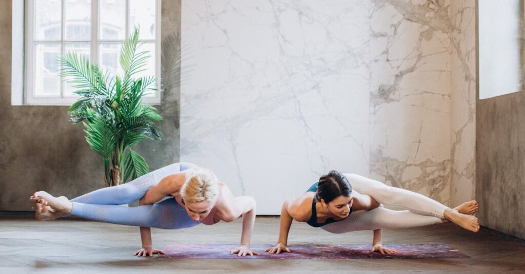 ヨガ教室を比較して選ぶための裏ワザや注意点を考えている女性のイメージ画像