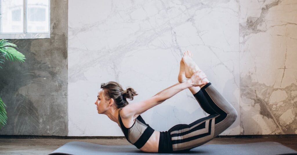 ヨガによる筋肉痛を予防し回復を助けるためのルーティンを実践する女性