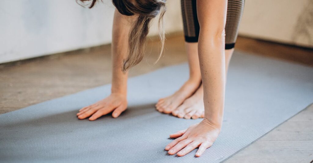 ヨガによる筋肉痛を予防し回復を助けるためのルーティンを実践する女性