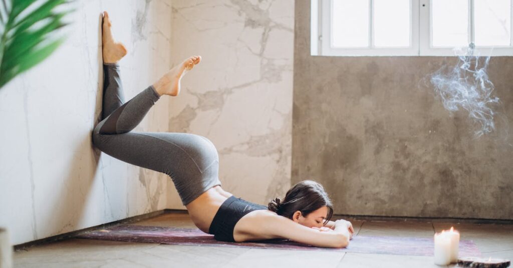 ヨガの難しいポーズに挑戦する初心者が段階的に練習を積み重ねている様子