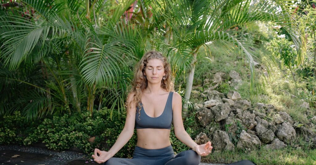 ヨガで呼吸がうまくいかなくても続けることで成長を感じる女性の後ろ姿