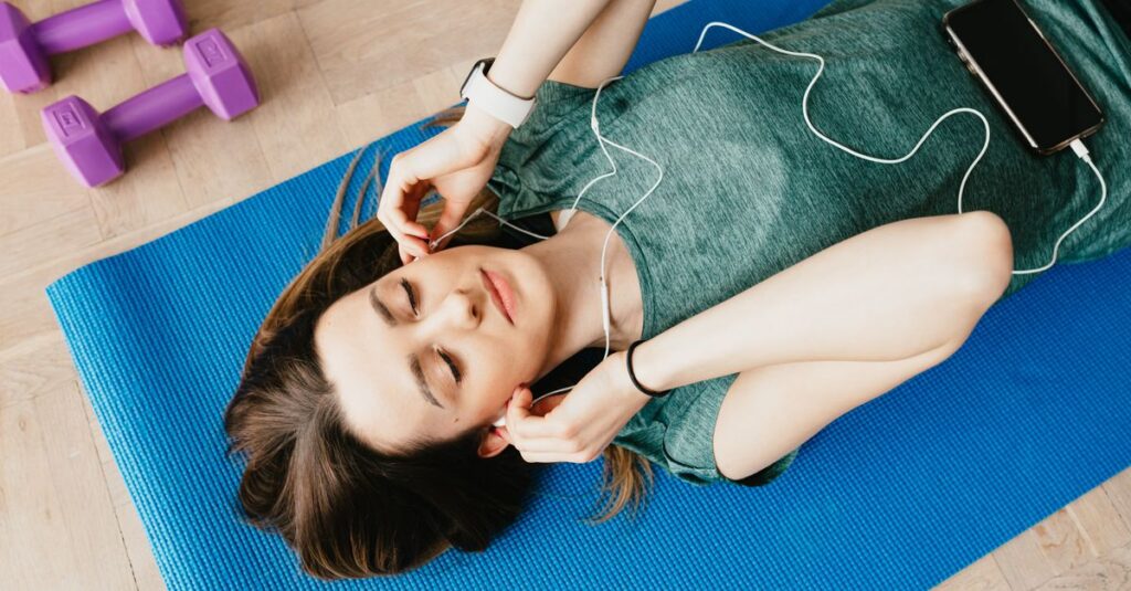 ヨガスタジオの照明や音楽が眠気に与える影響を表すリラックス空間のイメージ画像