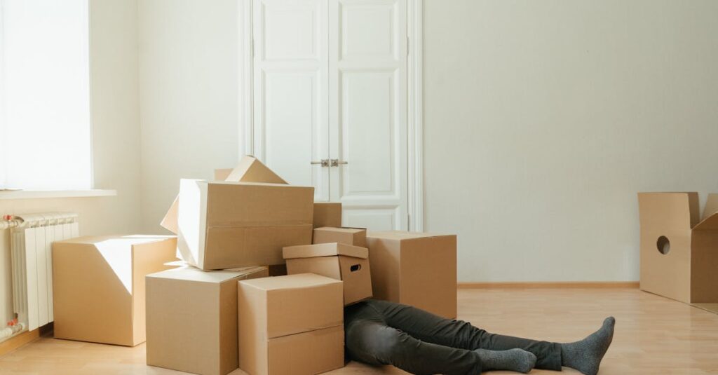 自宅ヨガを再スタートする女性が前向きな気持ちで取り組む様子のイラスト