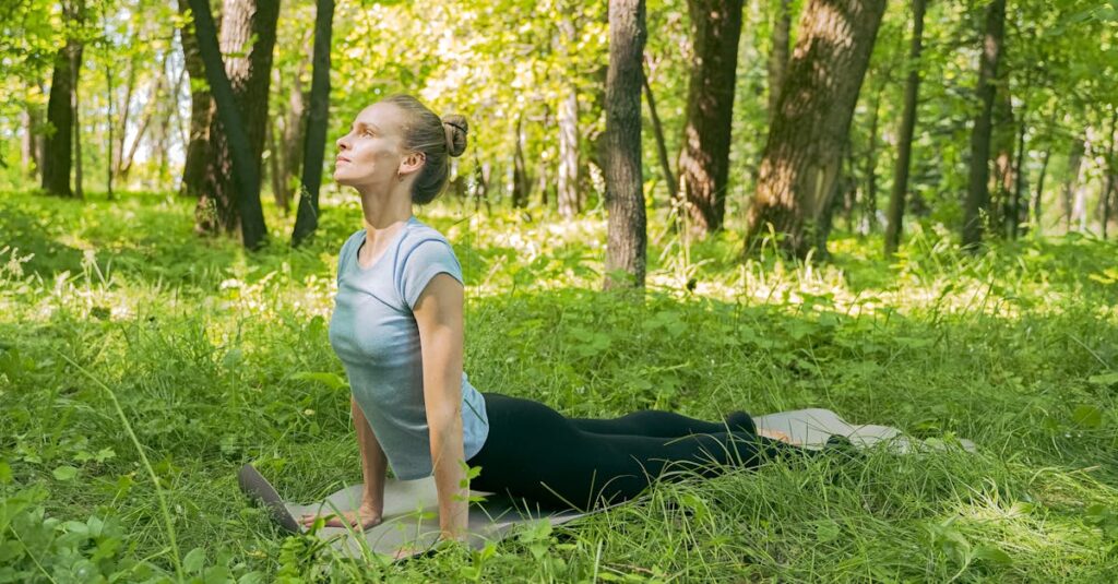 ヨガを通じてストレスに反応せず観察するマインドを育てている中級者の落ち着いた表情のイメージ
