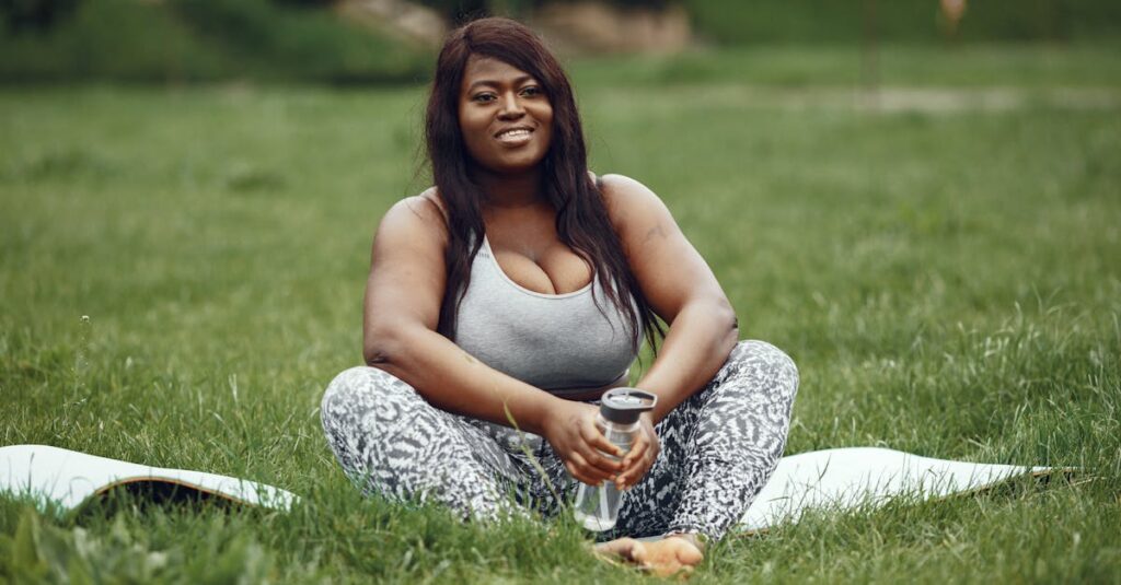 ヨガを通じて自分を受け入れ、優しく微笑む女性の後ろ姿