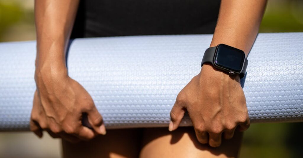 ヨガを継続しやすくするために時間を決めて練習する女性と、手書きの練習記録ノート。