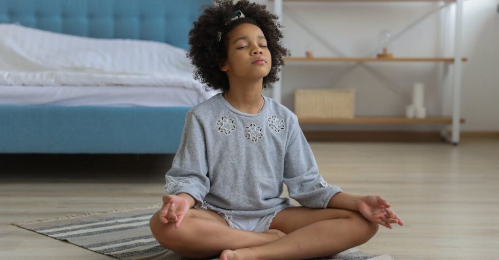 ヨガのマインドを整えるために静かに座って内観する女性。比べず、感じ、感謝する様子。