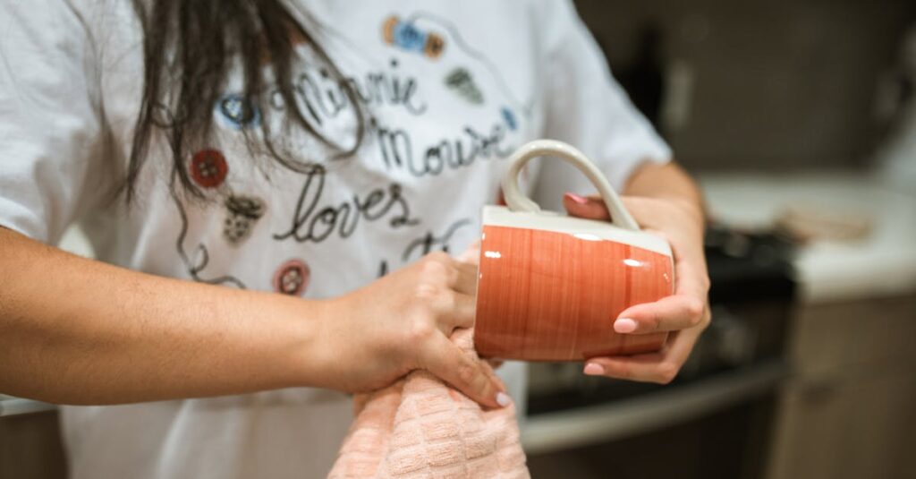 ヨガを継続しやすくするために時間を決めて練習する女性と、手書きの練習記録ノート。