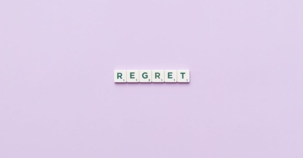 ヨガをやめる選択をしても後悔しないよう前向きに歩き出す女性の後ろ姿