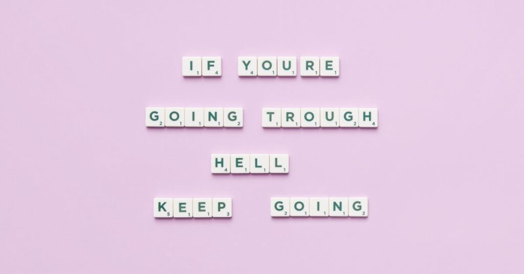 ヨガで思うようにできず悩んでいる人が、励ましの言葉に背中を押されて再び立ち上がる様子