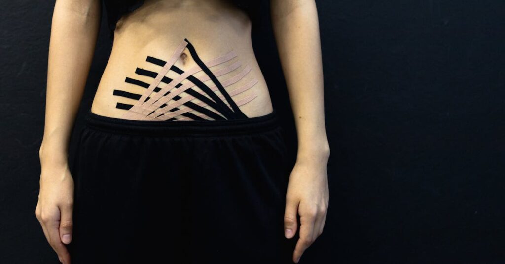 ヨガによる筋肉痛を予防し回復を助けるためのルーティンを実践する女性