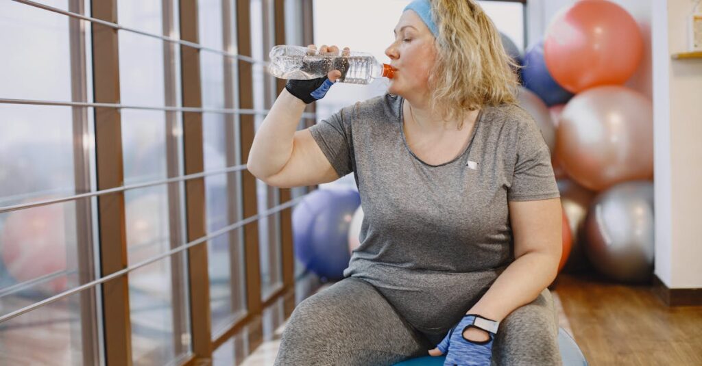 ヨガ後におすすめの食事とスムージーを並べた健康的なテーブル