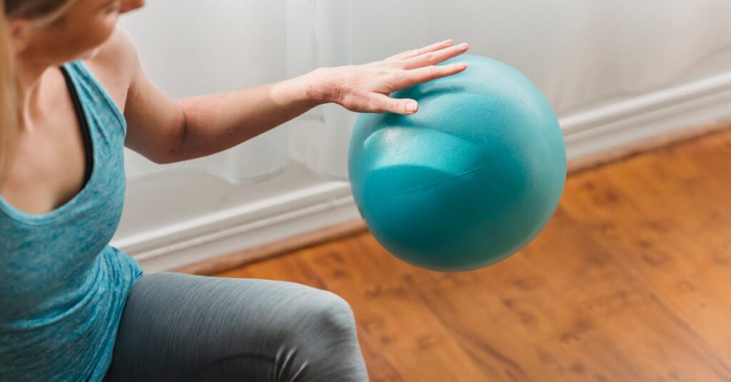 ヨガで筋肉痛になったあとに正しいケアを行う女性のイラスト