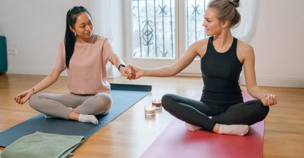 ヨガの練習中にポーズがうまくできない自分を優しく受け入れる女性の姿