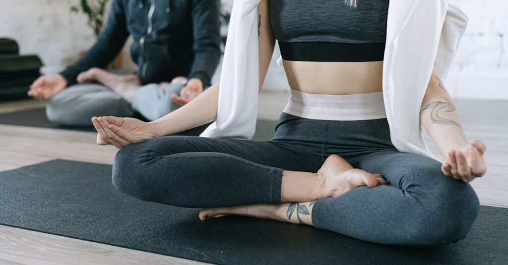 ヨガのマインドを整えるために静かに座って内観する女性。比べず、感じ、感謝する様子。