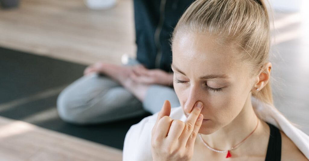 ヨガで呼吸と動きを合わせるための実践的な練習風景