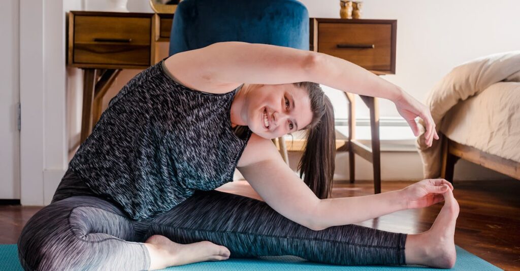 自宅ヨガを再スタートする女性が前向きな気持ちで取り組む様子のイラスト