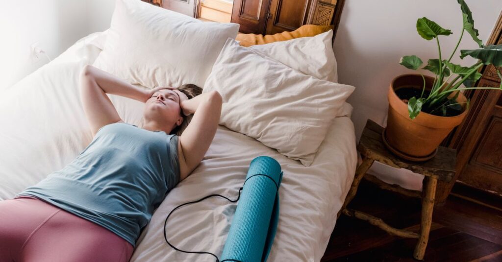 ヨガで眠気を感じた女性が快眠や集中力アップに活かしているイメージ画像