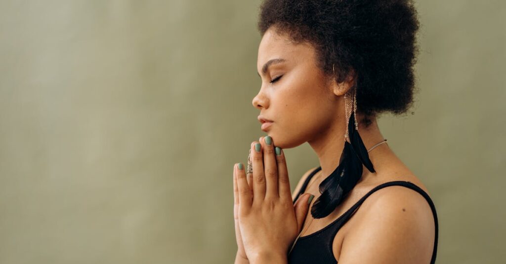 ヨガが上達しないと悩み、他人と比較して落ち込む女性のイメージ