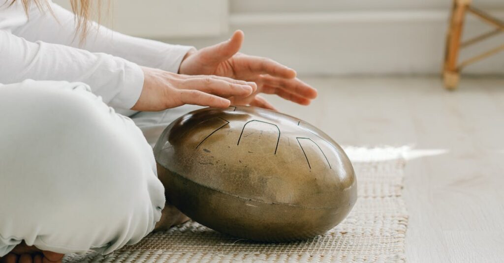 ヨガスタジオの照明や音楽が眠気に与える影響を表すリラックス空間のイメージ画像