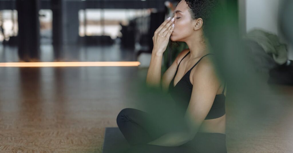 ヨガ中に呼吸が苦しくなったときに無理しない工夫を実践する様子