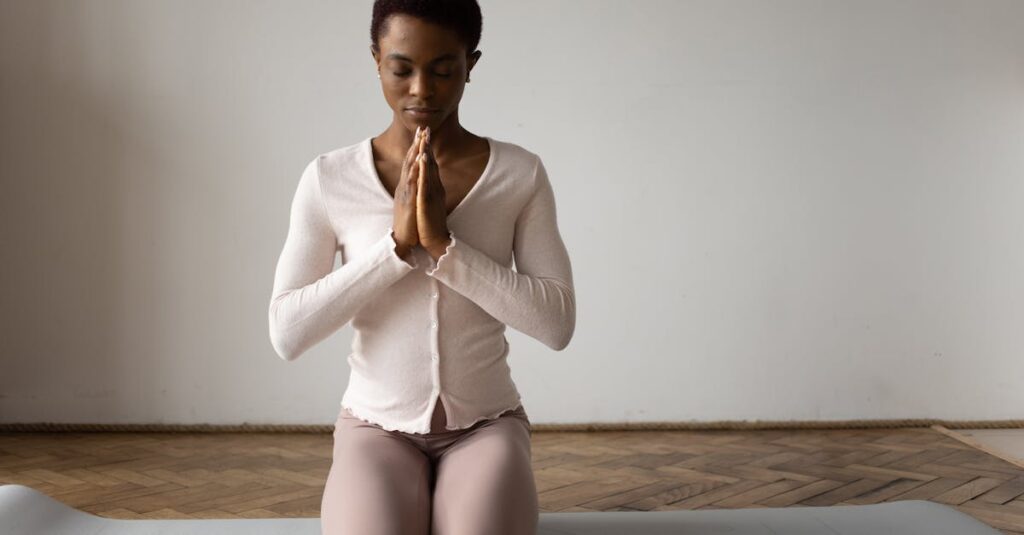 ヨガが上達しないと悩み、他人と比較して落ち込む女性のイメージ