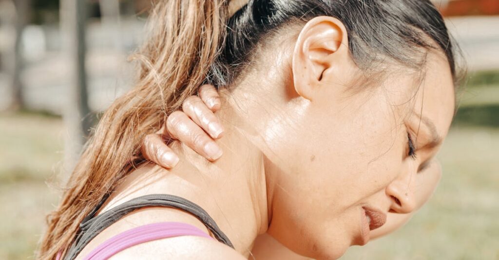 ヨガで筋肉痛になったあとに正しいケアを行う女性のイラスト