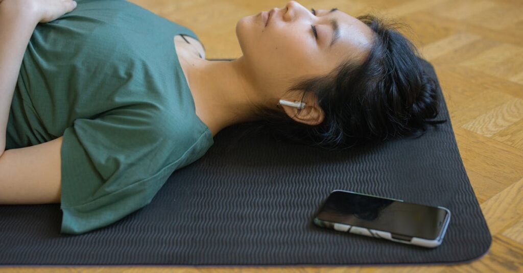 ヨガスタジオの照明や音楽が眠気に与える影響を表すリラックス空間のイメージ画像