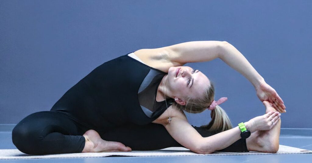 ヨガポーズがうまくできず悩む女性が、柔軟性や筋力の壁に直面している様子