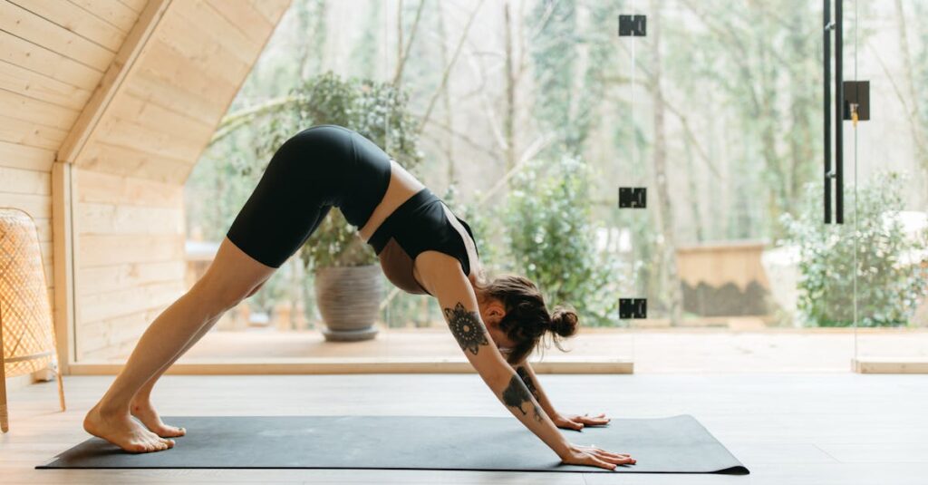 ヨガのポーズを深めるために鏡やインストラクターとともにフォームを修正する様子。