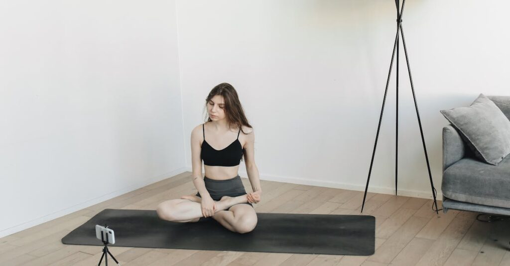 ヨガポーズがうまくできず悩む初心者が、他の参加者と自分を比べて落ち込んでいる様子