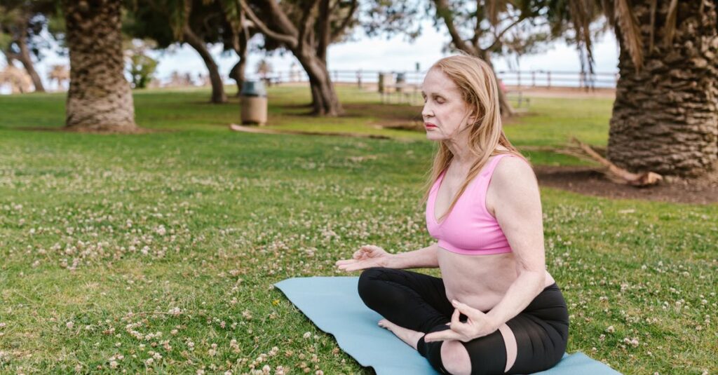 ヨガをやめた人たちが体験を共有し、新たな気づきを得ている場面