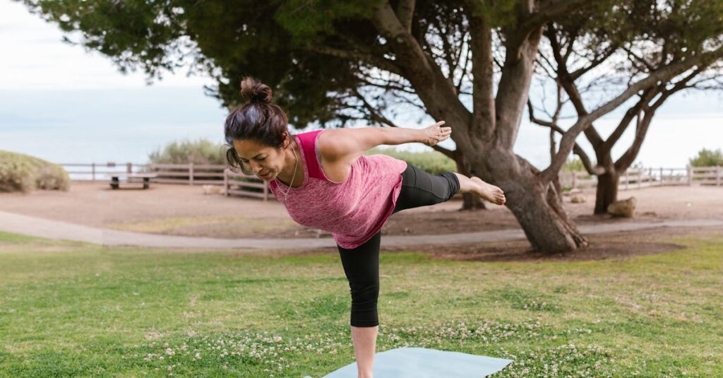 ヨガをして自律神経のバランスが整っている中級者のリラックスした様子