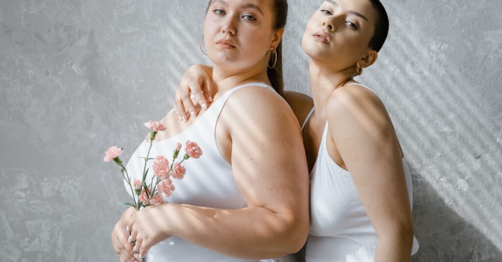ヨガでダイエットに成功した女性たちの体験談を象徴するビフォーアフターや笑顔のシーン。
