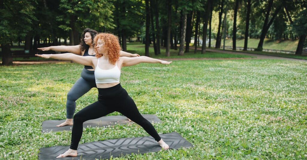 ヨガポーズがうまくできず悩む女性が、柔軟性や筋力の壁に直面している様子