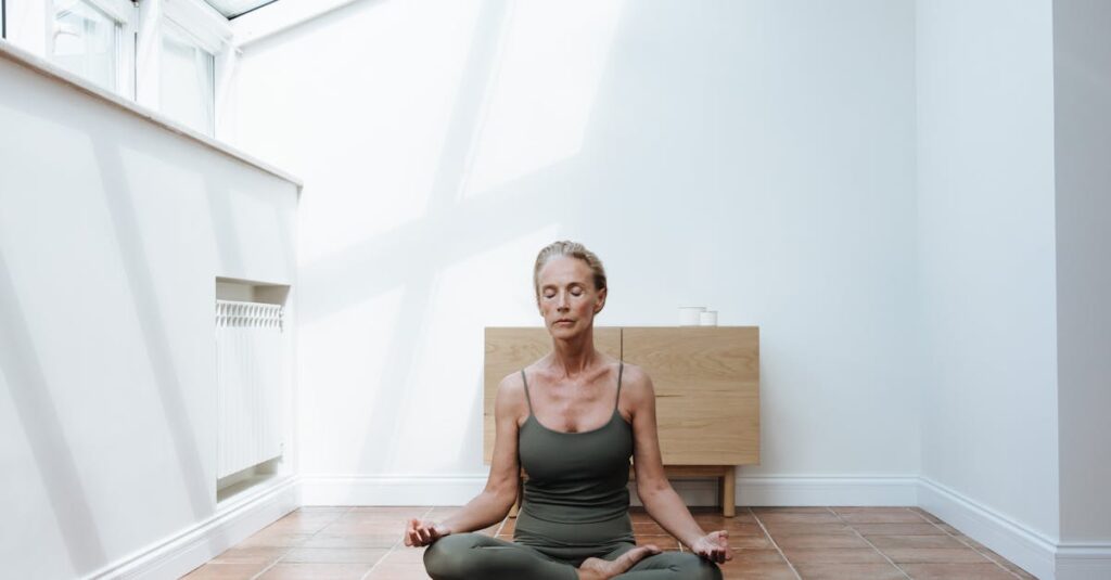 ヨガを姿勢改善に効かせるための3つの意識ポイントを解説するイメージ画像