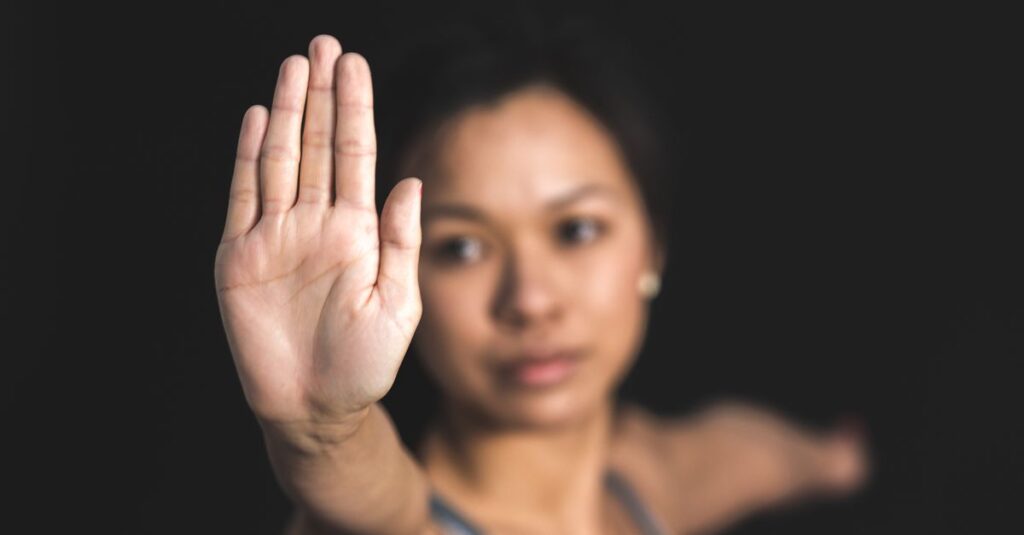 ヨガを姿勢改善に効かせるための3つの意識ポイントを解説するイメージ画像