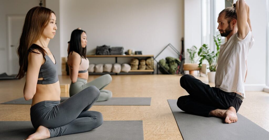 猫背や反り腰など悪姿勢タイプ別に効果的なヨガポーズを紹介するイメージ画像